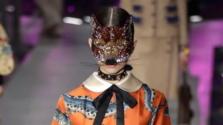 Modelo de Gucci desfilando en la Milan Fashion Week 2017 / Gtres