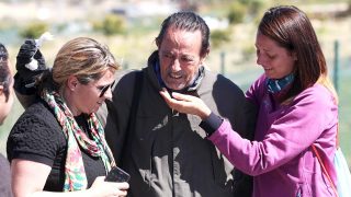 Julián Muñoz, junto a sus hijas Elia y Eloisa durante un permiso penitenciario. / GTRES