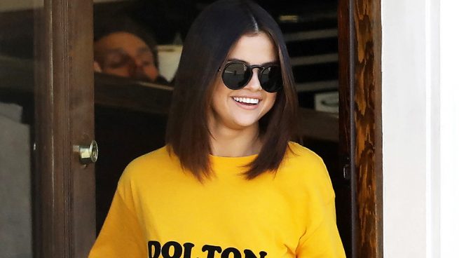 Selena Gomez arrasa con el amarillo y luce nuevo tatuaje