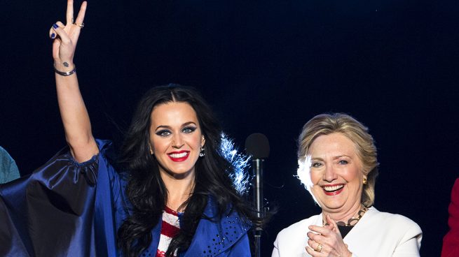 Hillary Clinton se pone los zapatos que Katy Perry diseñó pensando en ella