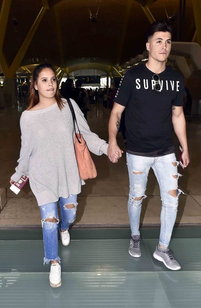 Gloria Camila y su novio, Kiko Jiménez, llegan al aeropuerto de la capital /Gtres