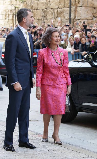 El Rey Felipe VI y su madre, la Reina Sofía, saludan al público asistente /Gtres