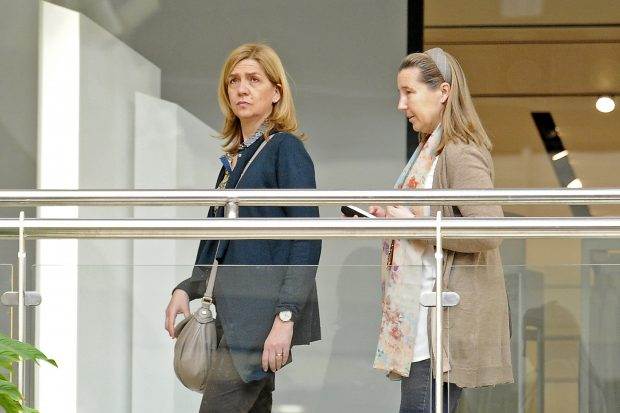 La infanta Cristina y Cristina de Borbón Dos Sicilias en una jornada de compras en 2015 (Gtres)