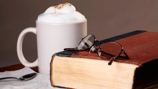 Café y libro, la mezcla ideal / Gtres