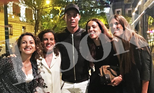 Cristiano con algunas fans a su salida del restaurante en Madrid 