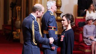 Victoria Beckham recibe la Orden del Imperio Británico / Gtres