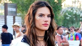 Alessandra Ambrosio no ha dejado pasar la tendencia ‘glitter’ / Gtres