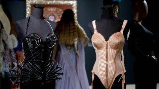 El famoso bra rosa en forma de cono de Jean Paul Gaultier que usó Madonan en el tour Blond Ambitious. / Gtres