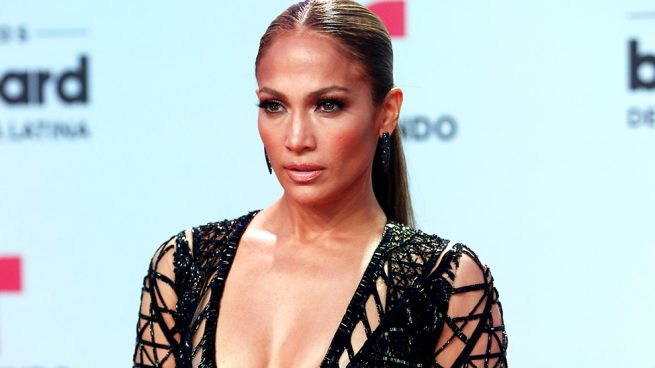 Jennifer Lopez incendia los premios Billboard Latino con sus looks