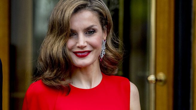 La reina Letizia luce un elegante diseño rojo de Stella McCartney /Gtres