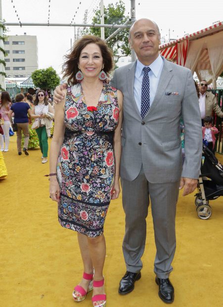 La presentadora Ana Rosa Quintana y Juan Muñoz en la feria de abril /Gtres