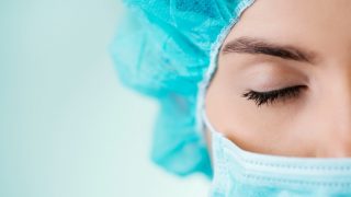 El director médico del IOTT nos explica los secretos de la cirugía estética ocular. Haz clic en el vídeo / Gtres