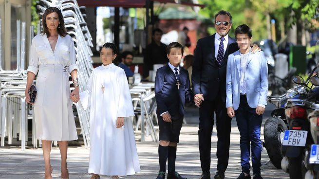 La modelo Nieves Alvarez y el fotógrafo Marco Severini durante la comunión de sus hijos Bianca y Brando en Madrid. /Gtres