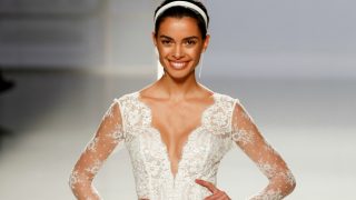 La modelo Joana Sanz desfilando para Rosa Clará en la Barcelona Bridal Week 2017. / Gtres