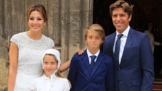 Manuel Diaz, Virginia Troconis y sus hijos Manuel y Triana a la salida de la iglesia en Sevilla/ Gtres