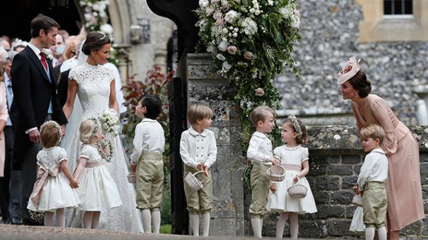 Los novios con los pajes y Kate Middleton /Gtres