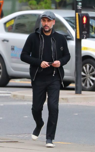 Pep Guardiola paseando por Manchester 