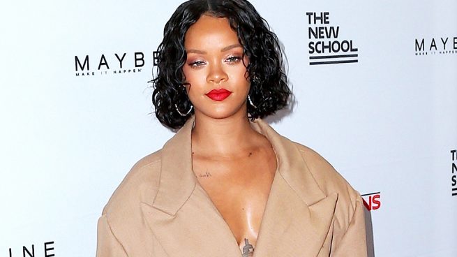 Descubrimos el porqué de los looks imposibles de Rihanna