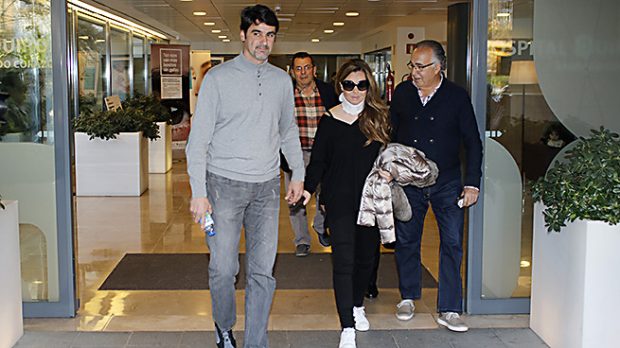 El torero Jesulín de Ubrique y María José Campanario saliendo del hospital Quirón de Sevilla. /Gtres