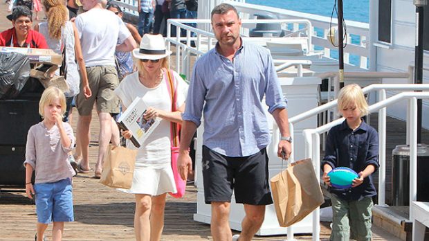 Naomi Watts y Liev Schreiber con sus hijos 