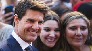 Tom Cruise y dos fans durante el photocall de ‘La momia’ / Gtres