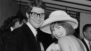 Yves Saint Laurent con la actriz Shirley MacLaine (1965). Haz clic para ver la galería. / Gtres