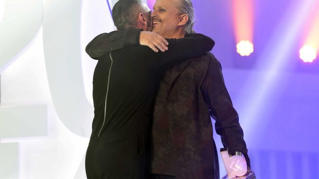 David Delfín y Miguel Bosé durante los Premios Cadena Dial /Gtres