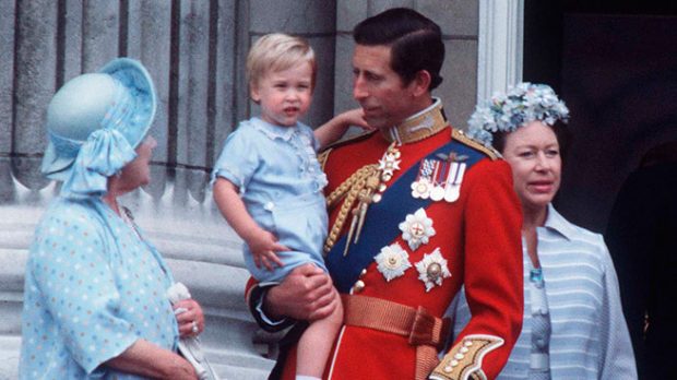 El príncipe Carlos con su hijo Guillermo y la reina madre 