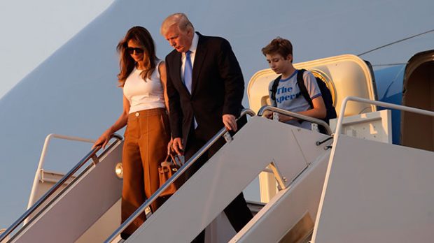 Donald Trump con su esposa Melania y su hijo Barron 