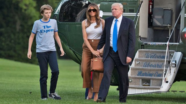 Donald Trump con su esposa Melania y su hijo Barron