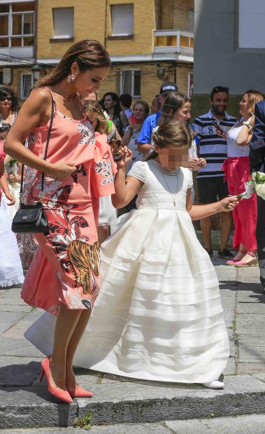 Paula y su pequeña por las calles de Candás /Gtres