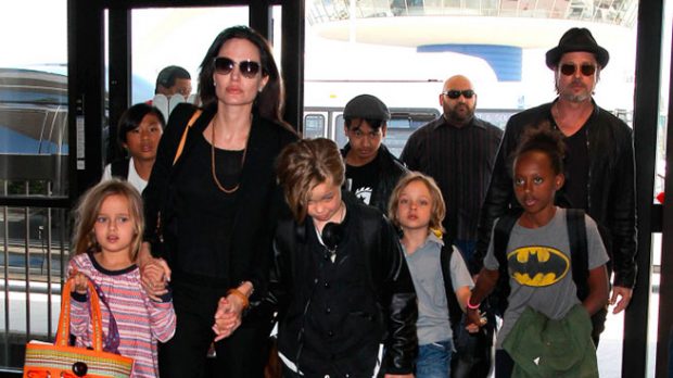Brad Pitt y Angelina Jolie con sus hijos 