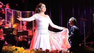 La cantante Isabel Pantoja durante el concierto en Sevilla /Gtres