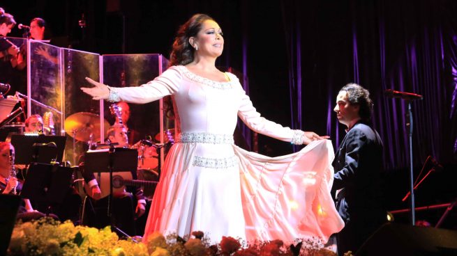 La cantante Isabel Pantoja durante el concierto en Sevilla