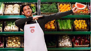 Jorge Brazalez posando con el premio de ‘MasterChef’ /TVE