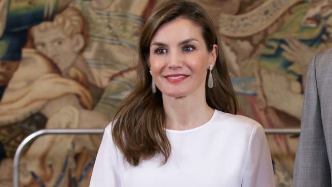 letizia falda rayas