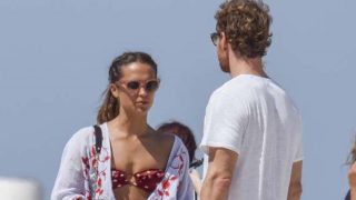 Alicia Vikander y Michael Fassbender en las playas de Formentera /Gtres