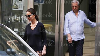 CONSULTA LA GALERÍA | El escritor Mario Vargas Llosa e Isabel Preysler a su salida de una clínica / LOOK