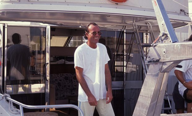 El cantante Julio Iglesias de vacaciones en la década de los noventa