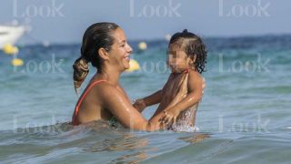 Tamara Gorro y su hija Shaila durante sus vacaciones de Ibiza /LOOK