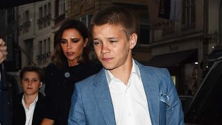 Romeo Beckham, junto a su madre Victoria, el pasado mes de junio en Londres / Gtres