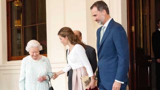 La Reina Isabel II despide a los Reyes en Buckingham Palace / Gtres