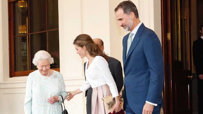 La Reina Isabel II despide a los Reyes en Buckingham Palace / Gtres