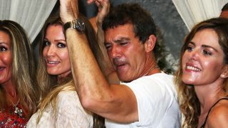 Antonio Banderas y Nicole Kimpel se divierten en una cena en el festival de Ischia / Gtres