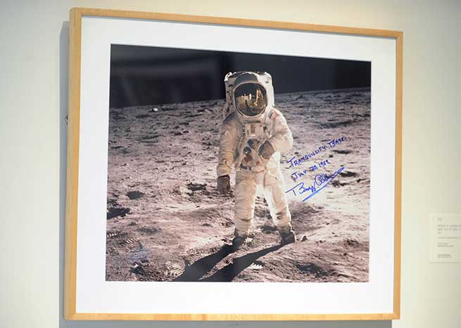 Imagen firmada por uno de los astronautas que consiguió pisar la luna / Gtres