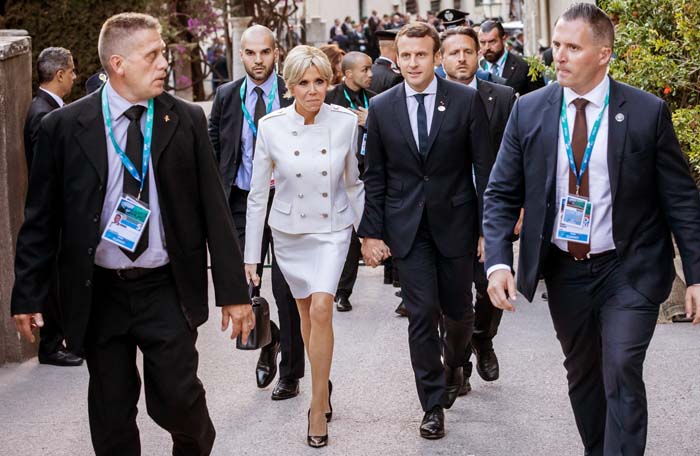 Este abrigo rosa nos ha dado la voz de alarma: el idilio de Brigitte Macron  con Louis Vuitton es oficial