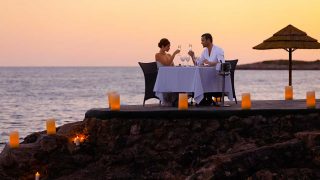 Cena romántica ¿para tres? / Hoteles Barceló