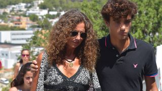 Belinda Alonso con su hijo Hugo Nieto a su llegada al funeral de Ángel Nieto / Gtres
