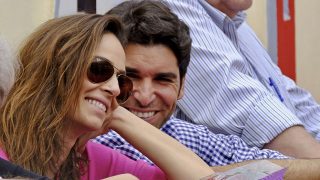 El torero Cayetano Rivera Ordóñez con la presentadora y ex miss Eva Gónzalez durante una feria taurina este verano / Gtres