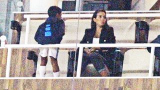 Georgina Rodríguez junto al hijo del deportista en la grada del Santiago Bernabéu /Gtres (PINCHAR EN IMAGEN PARA VER GALERÍA)